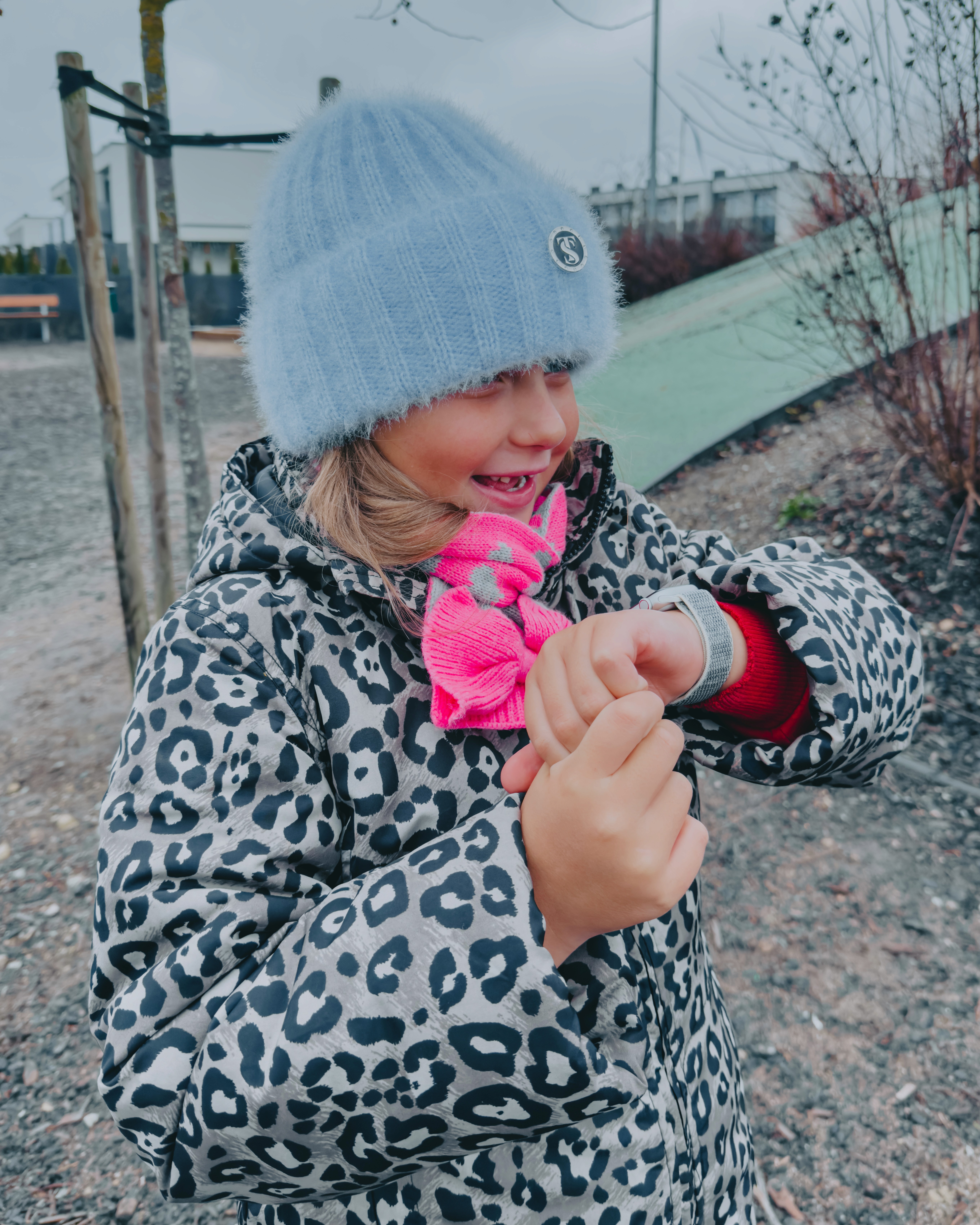 Laps rääkimas Apple Watchi abil oma Emaga telefonis