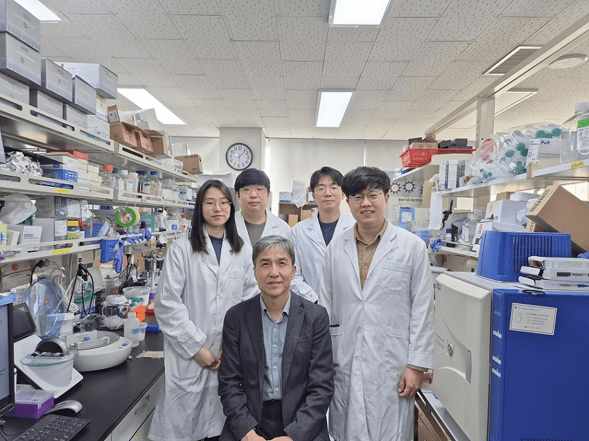 (From top left) Bio and Brain Engineering PhD candidates Juhee Kim, Jeong-Ryeol Gong, Chun-Kyung Lee, and Hoon-Min Kim posed for a group photo with Professor Kwang-Hyun Cho