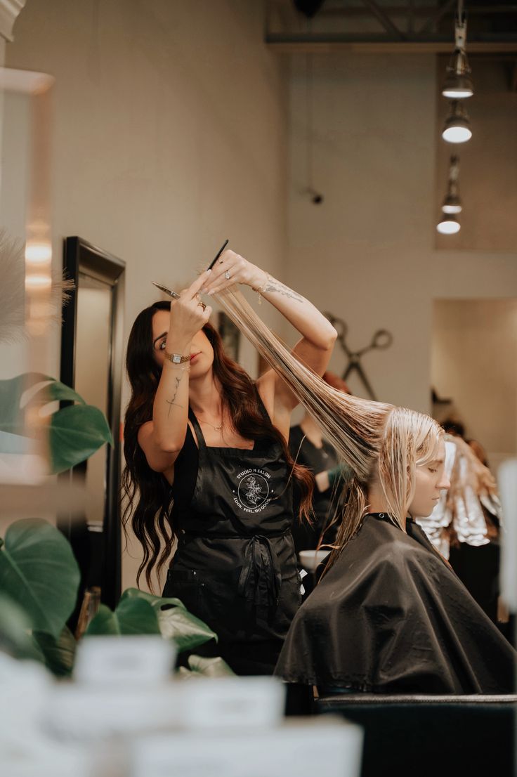 Architecture intérieure pour salon de coiffure haut de gamme, pensée pour l’expérience client et le geste professionnel.