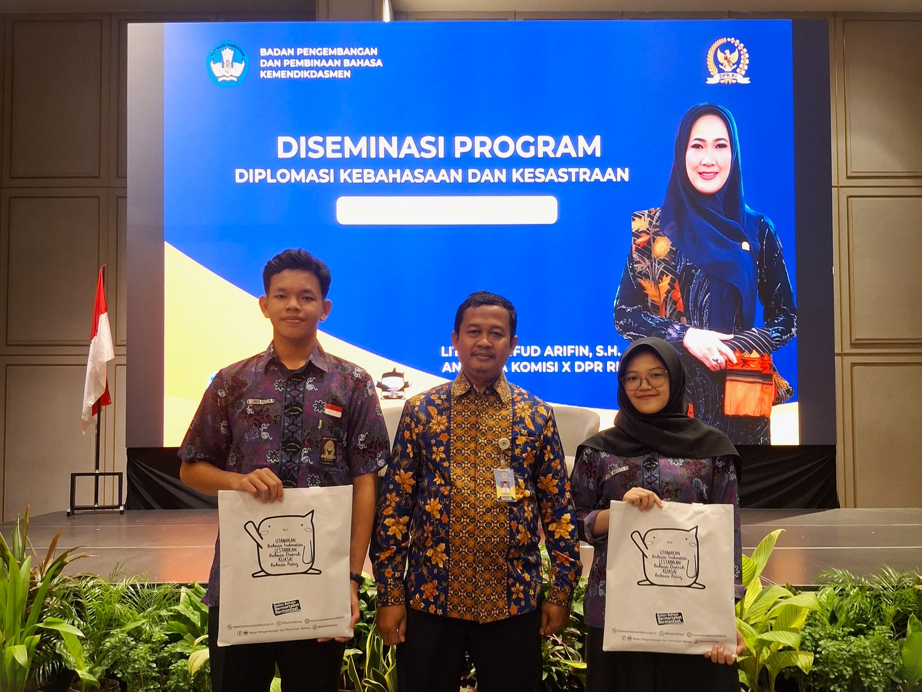 Kepala SMA Dr. Soetomo memberikan pengarahan dalam kegiatan rapat kerja dan workshop