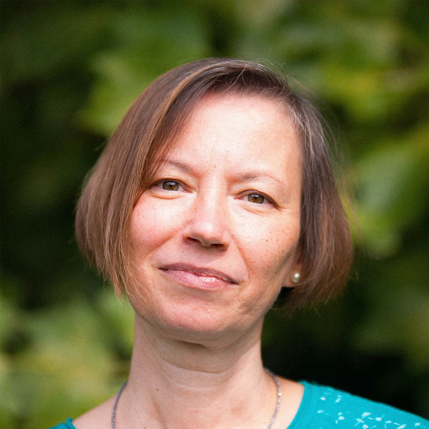 Lehrerin vor Naturhintergrund