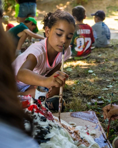 Peinture des masques sous les arbres