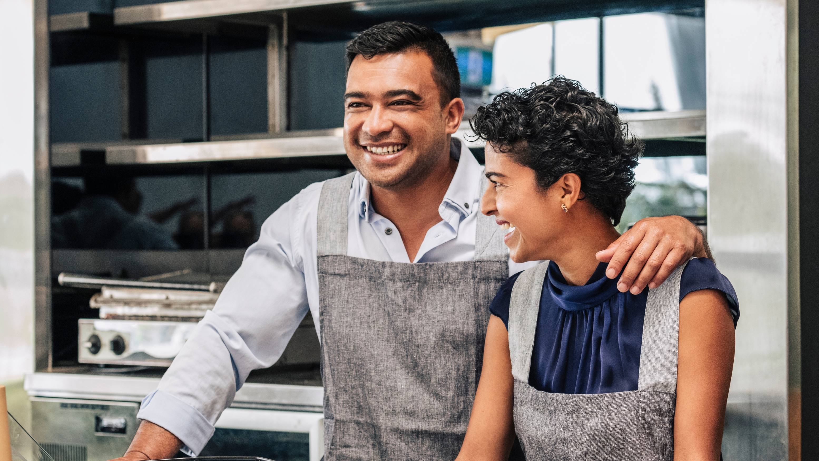 马来西亚商家在餐厅里微笑