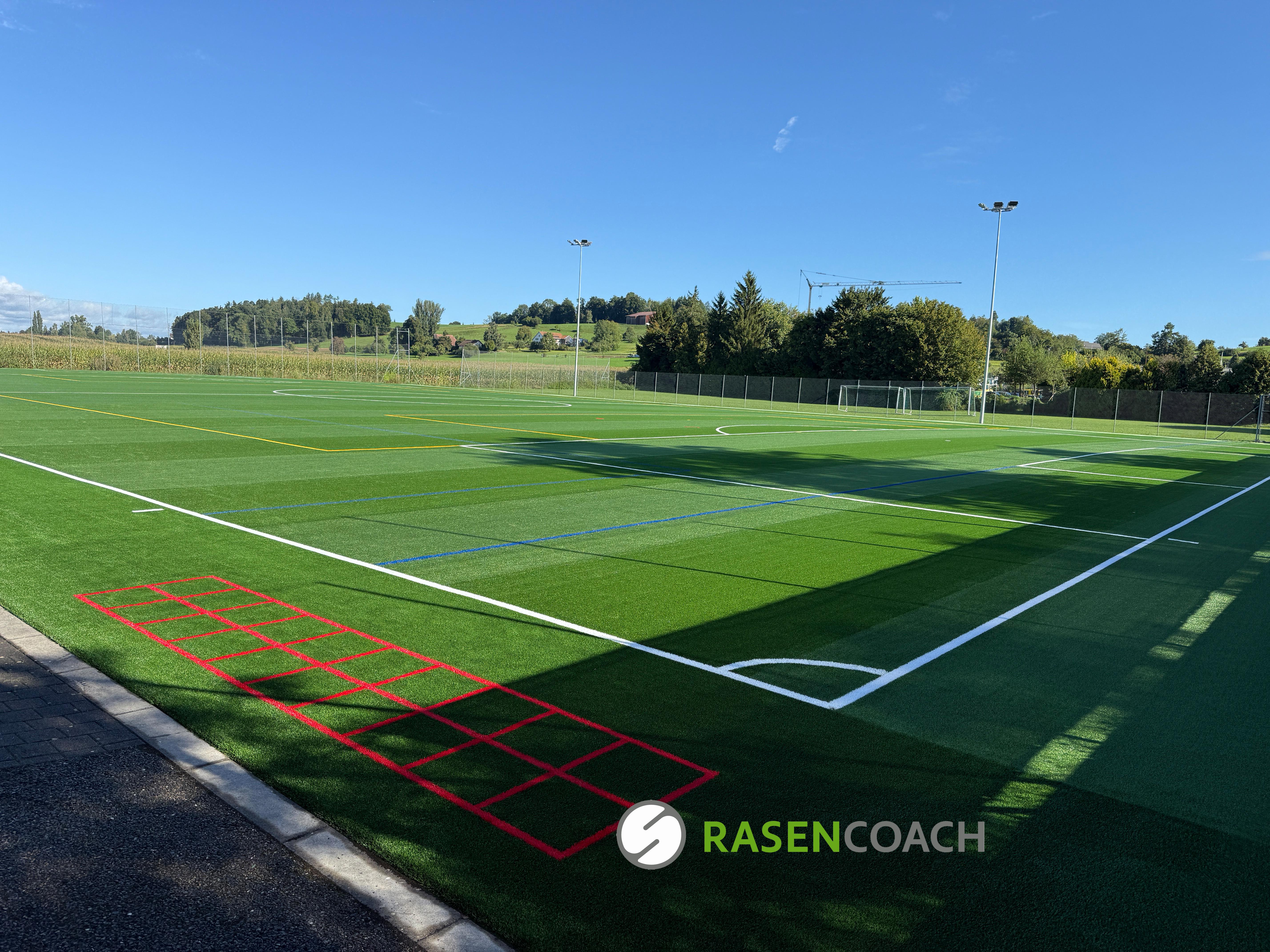 Kunstrasenplatz in der Schweiz mit Fussballfeld und Markierunge