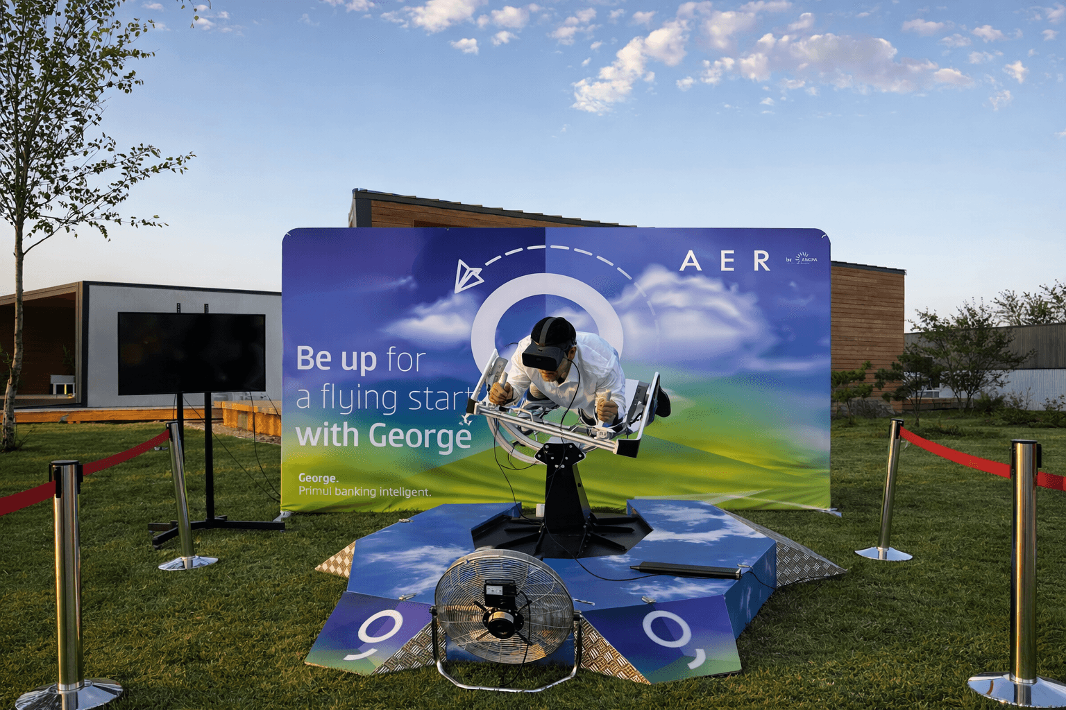 Participant care experimentează simulatorul de zbor VR la festivalul AER by Rasova