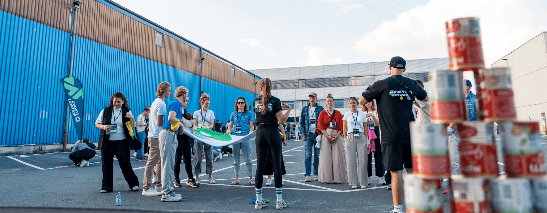 Junge Menschen bei einem interaktiven Spiel unter freiem Himmel