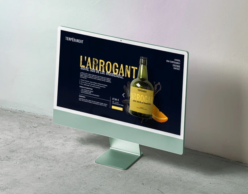 Mise en situation du site e-commerce Tempérament sur un écran d'iMac dans un décor épuré en béton. Création de site web par Tartelette Concept.