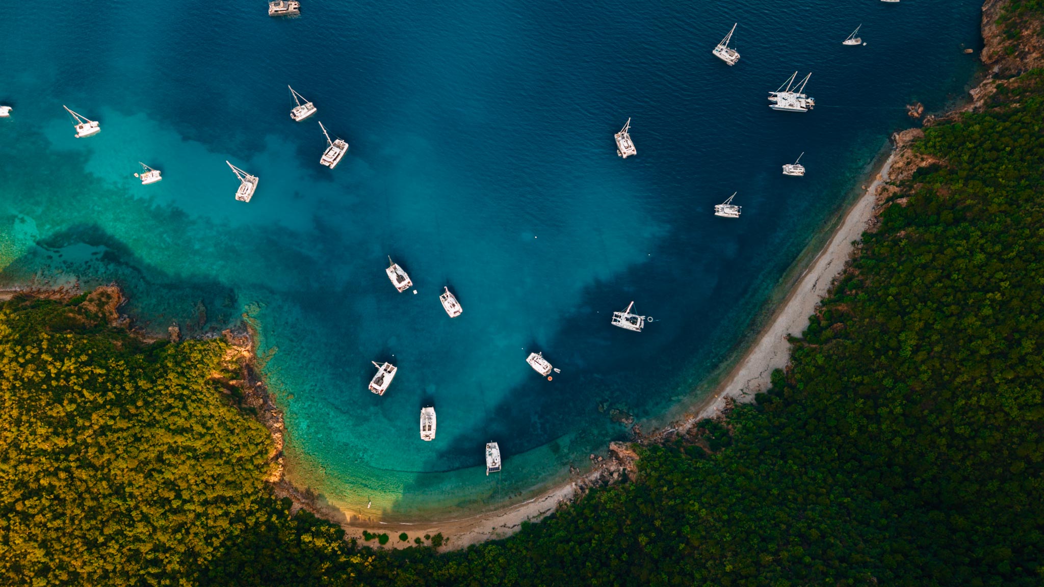 dronefoto av flyby i de britiske jomfruøyene for Yacht Week