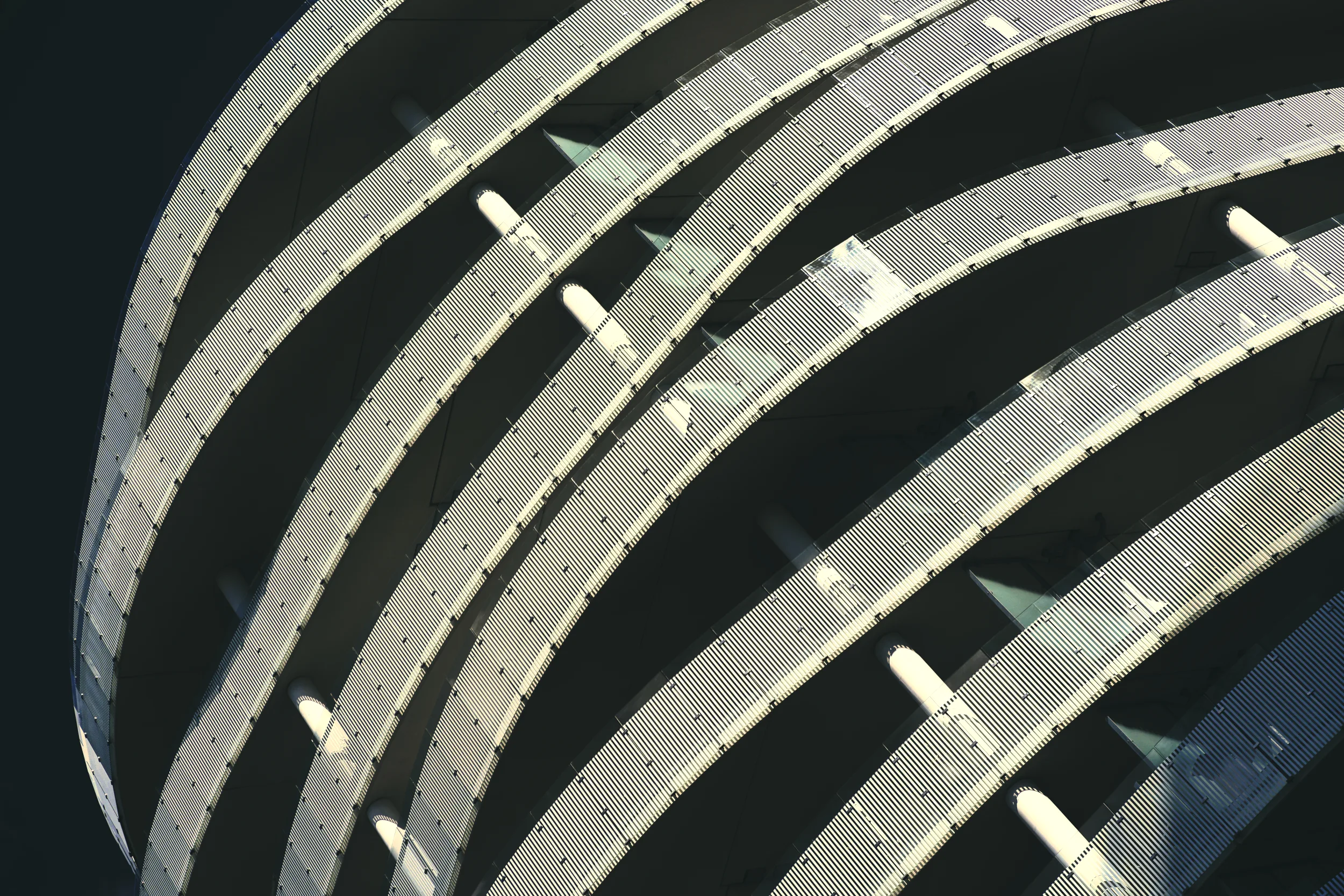 Photographie d'architecture esthétisant les lignes de construction pour une composition photographique très graphique, visuellement harmonieuse et impactante