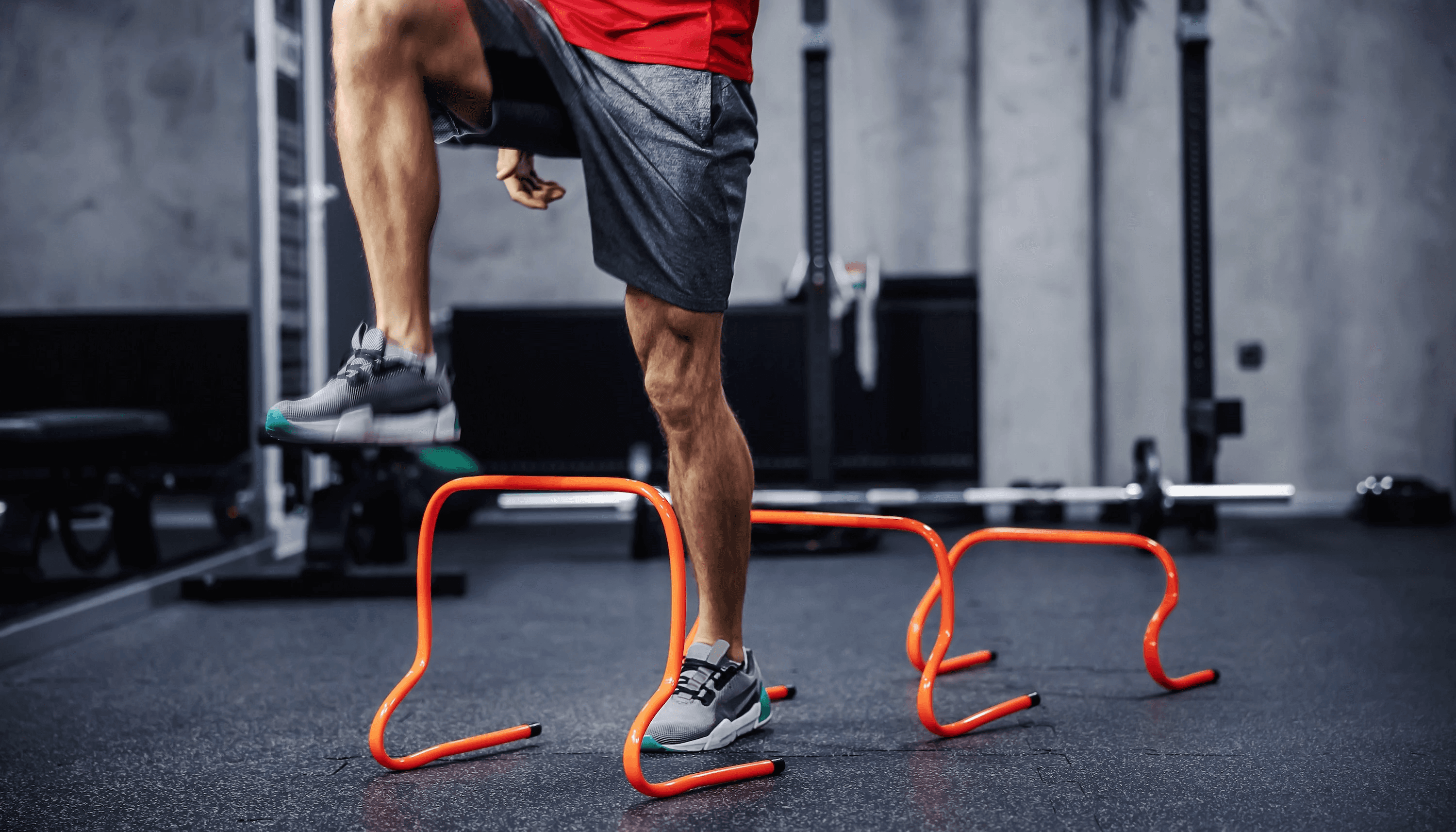 Sportler der über Hürden springt
