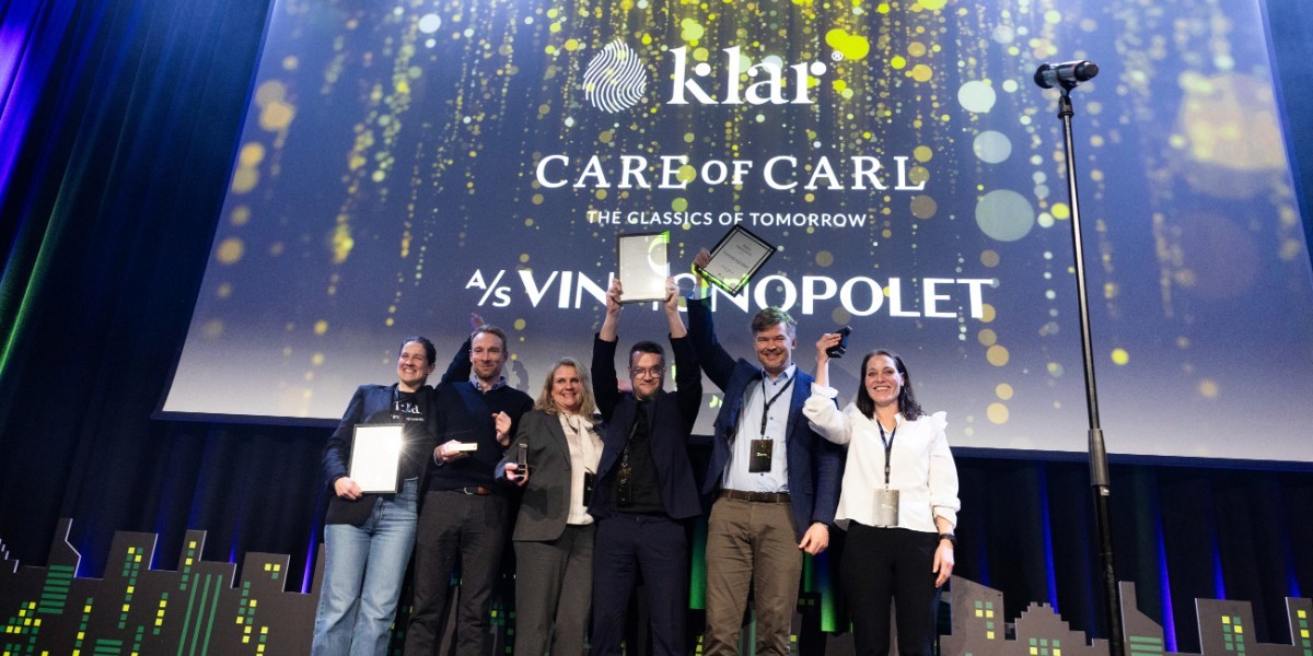 Ansatte i Klardag som står på en scene