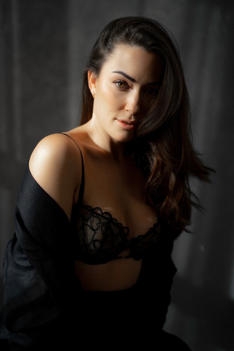 Sensual boudoir photography by Ramona, highlighting self-love in Solothurn.