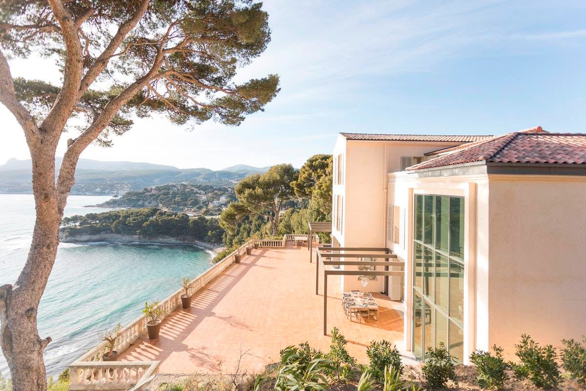 Terrasse d'une villa sur la Côte d'Azur avec vue sur mer