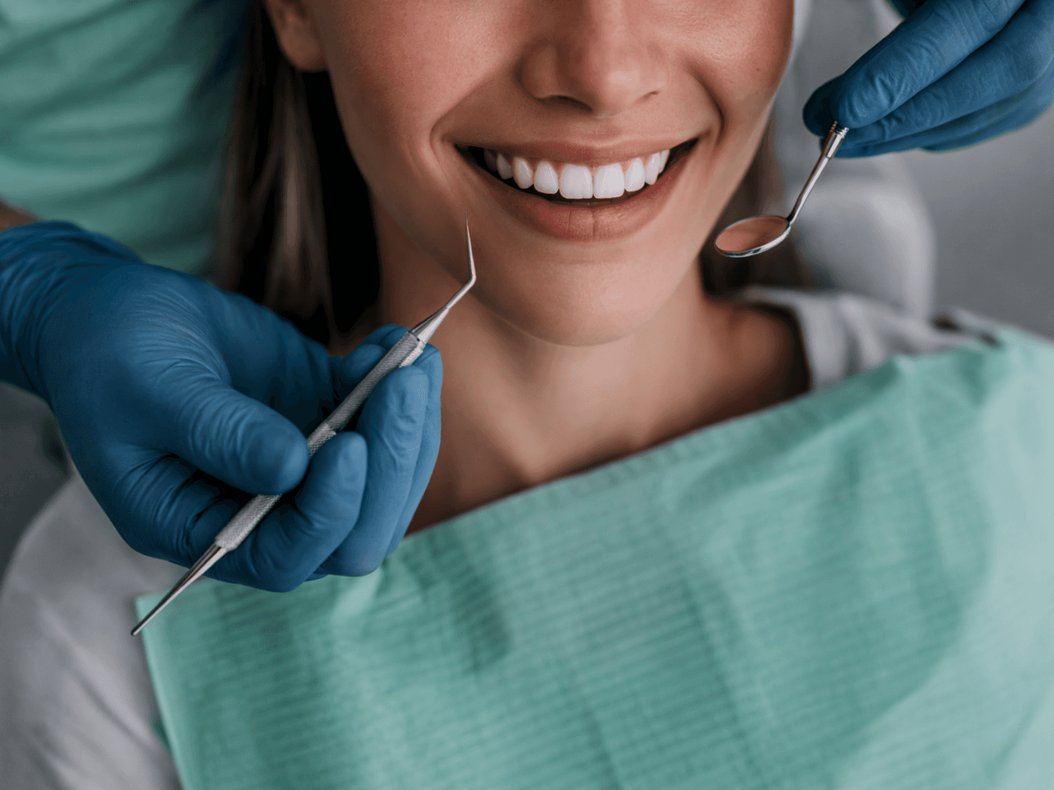 paciente sendo atendida sorrindo satisfeita dentes brancos