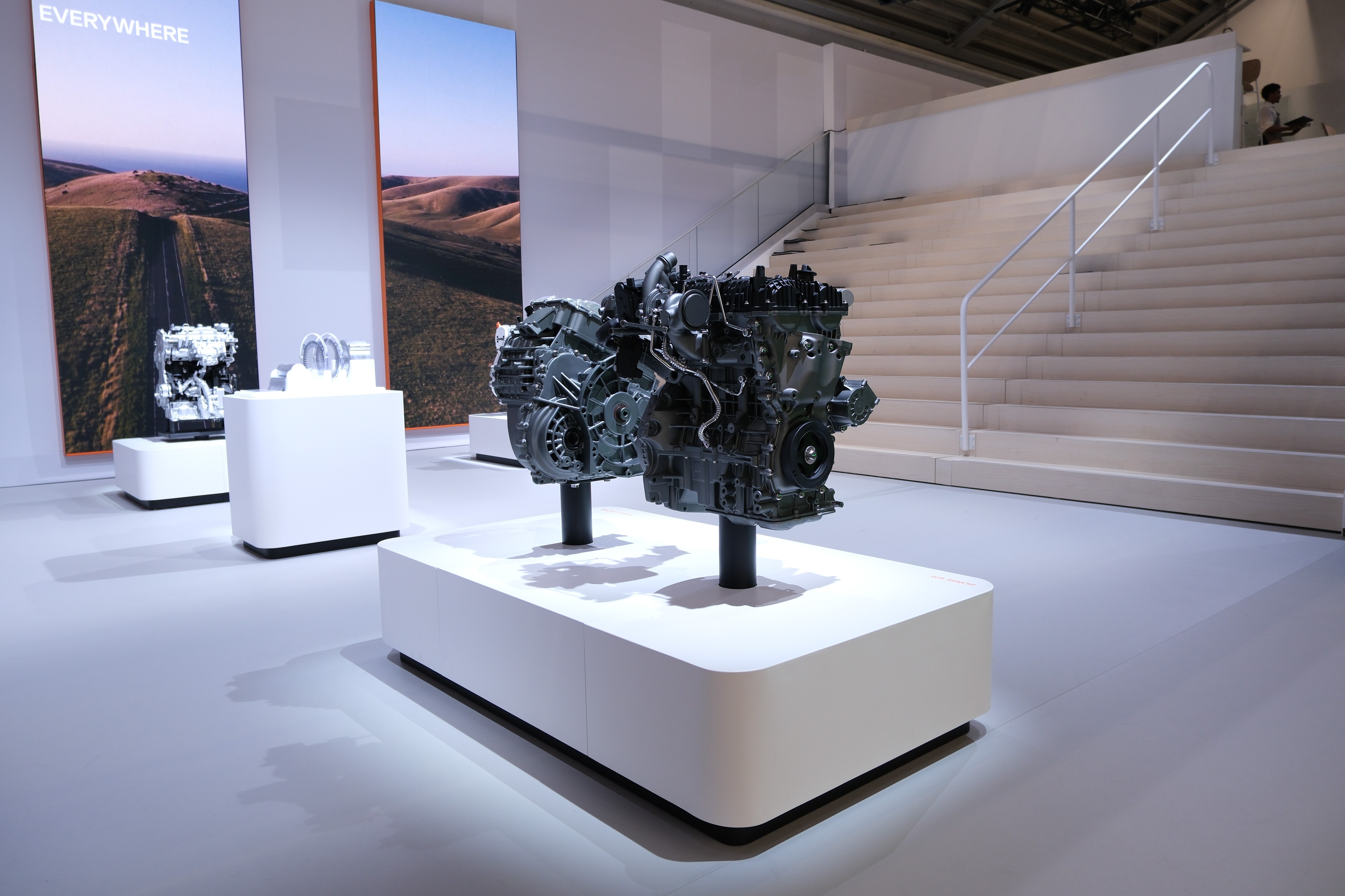 En utställningsmotor visad på en piedestal