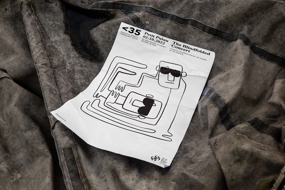 Ett vikta programblad mindre än 35 tryckt med illustrerad linjearbete och fet typografi som vilar på en grå stickad tygyta.