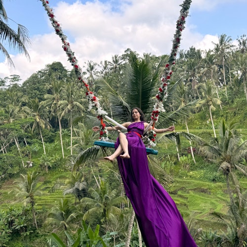 U Fun Fieldのフラワースウィングを楽しむ紫色のドレスを着た女性