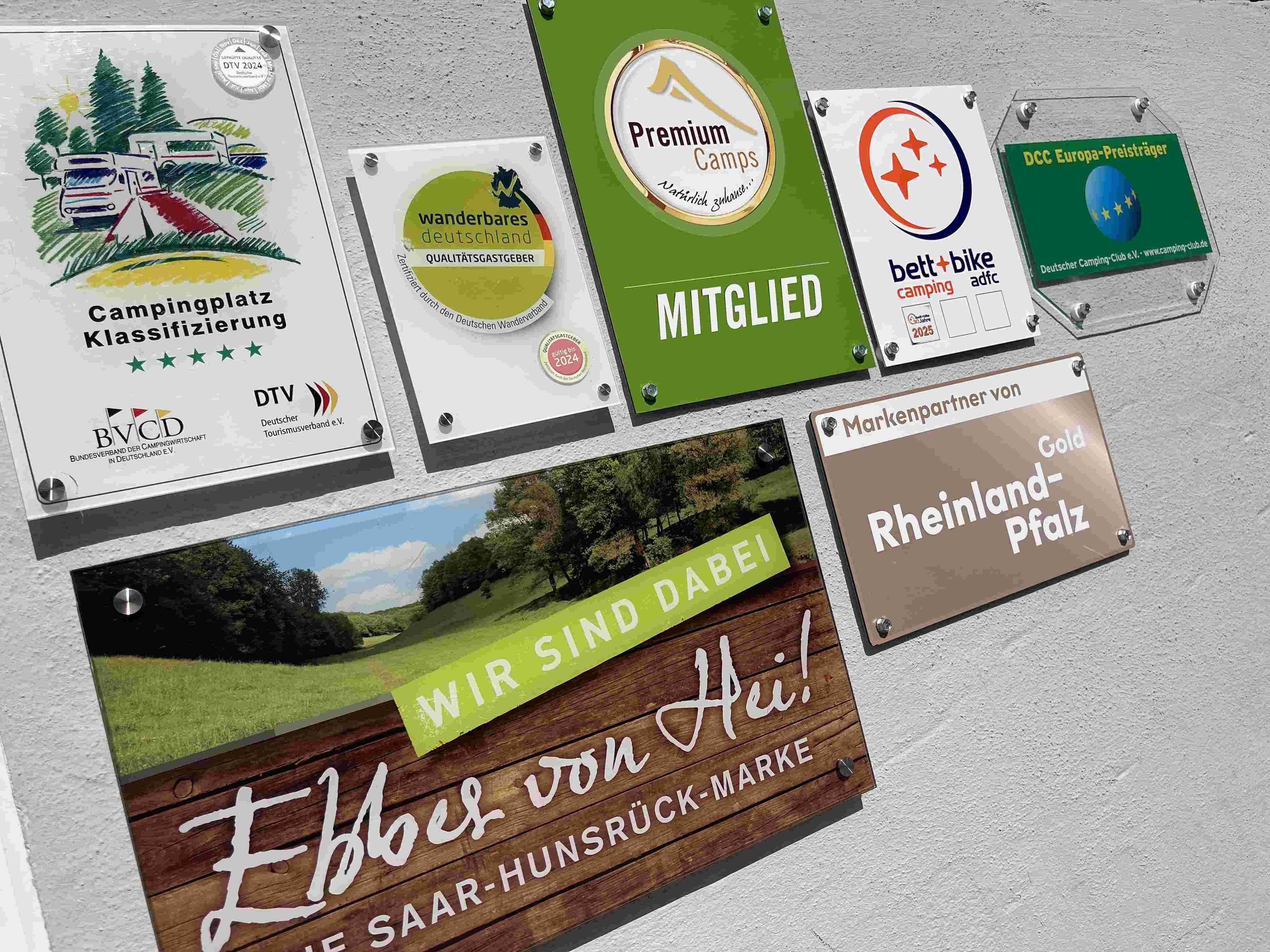 Schilder mit fünf Sterne Klassifizierung, Auszeichnungen und Zertifizierungen