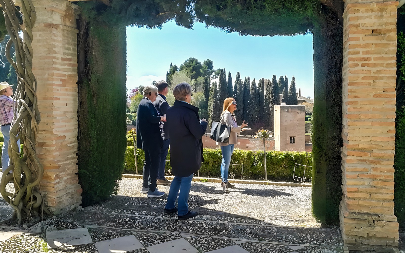 Turgruppe utforsker Alhambra-hagene med guide i Granada, Spania.