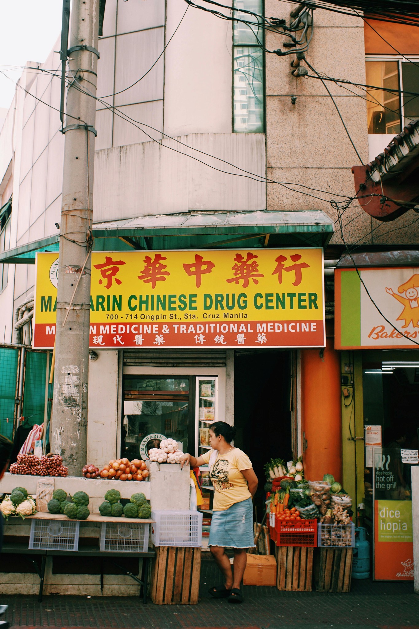 Kleines Drugcenter in einem städtischen Gebäude mit umliegenden Geschäften