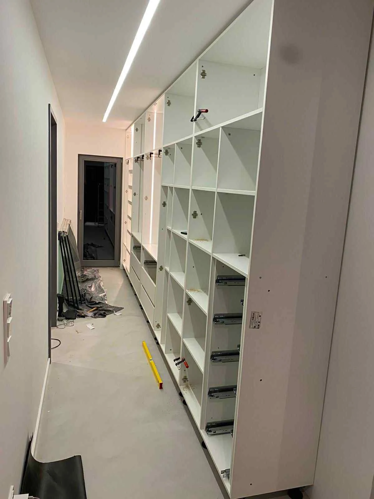 Détail — joint creux entre lambris et pierre.