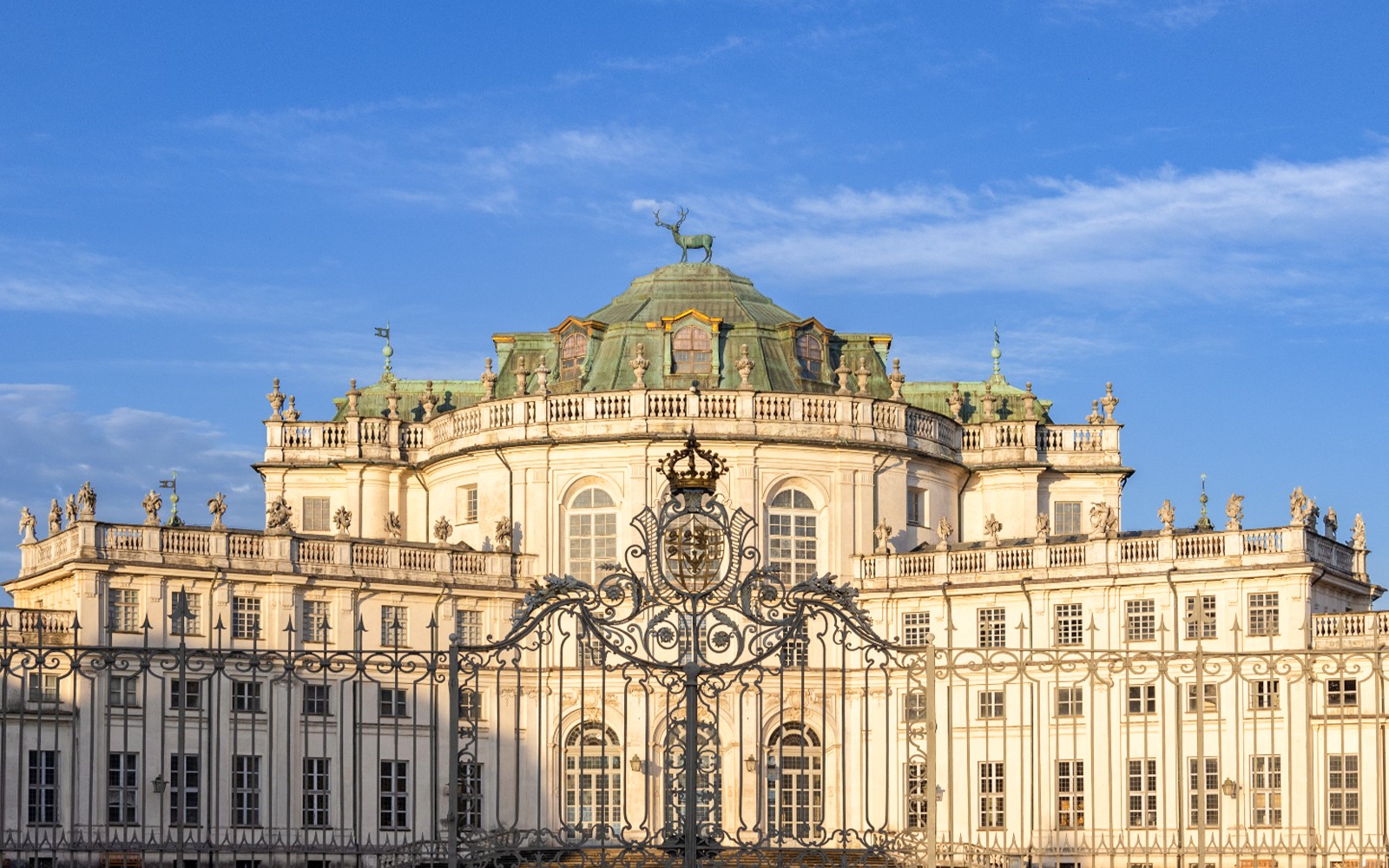 Jaktlodgen i Stupinigi i Torino, Italia, med utsmykket port og blå himmel.