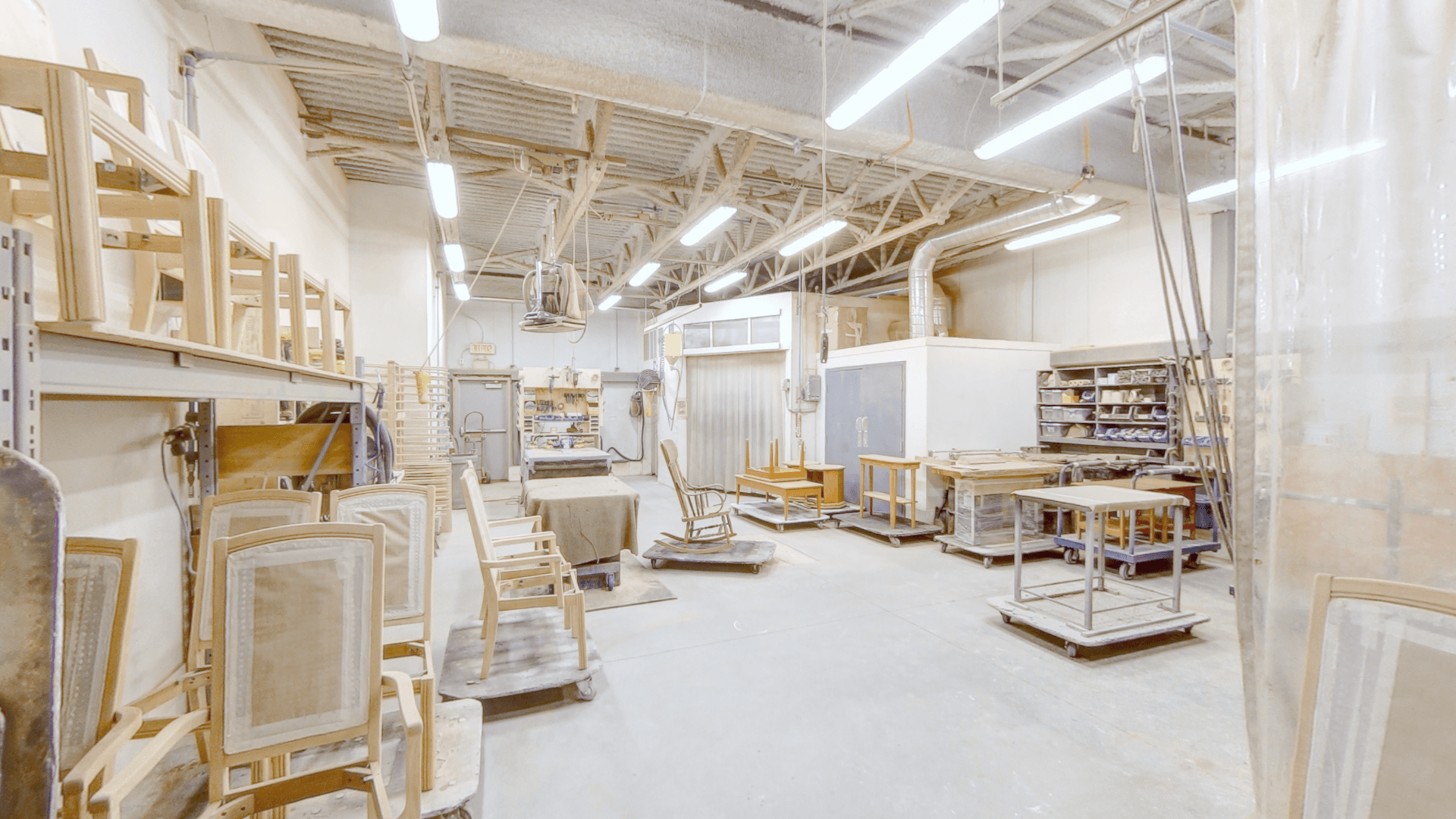 Intérieur de l'atelier de Le Décapeur A.C., vue panoramique.