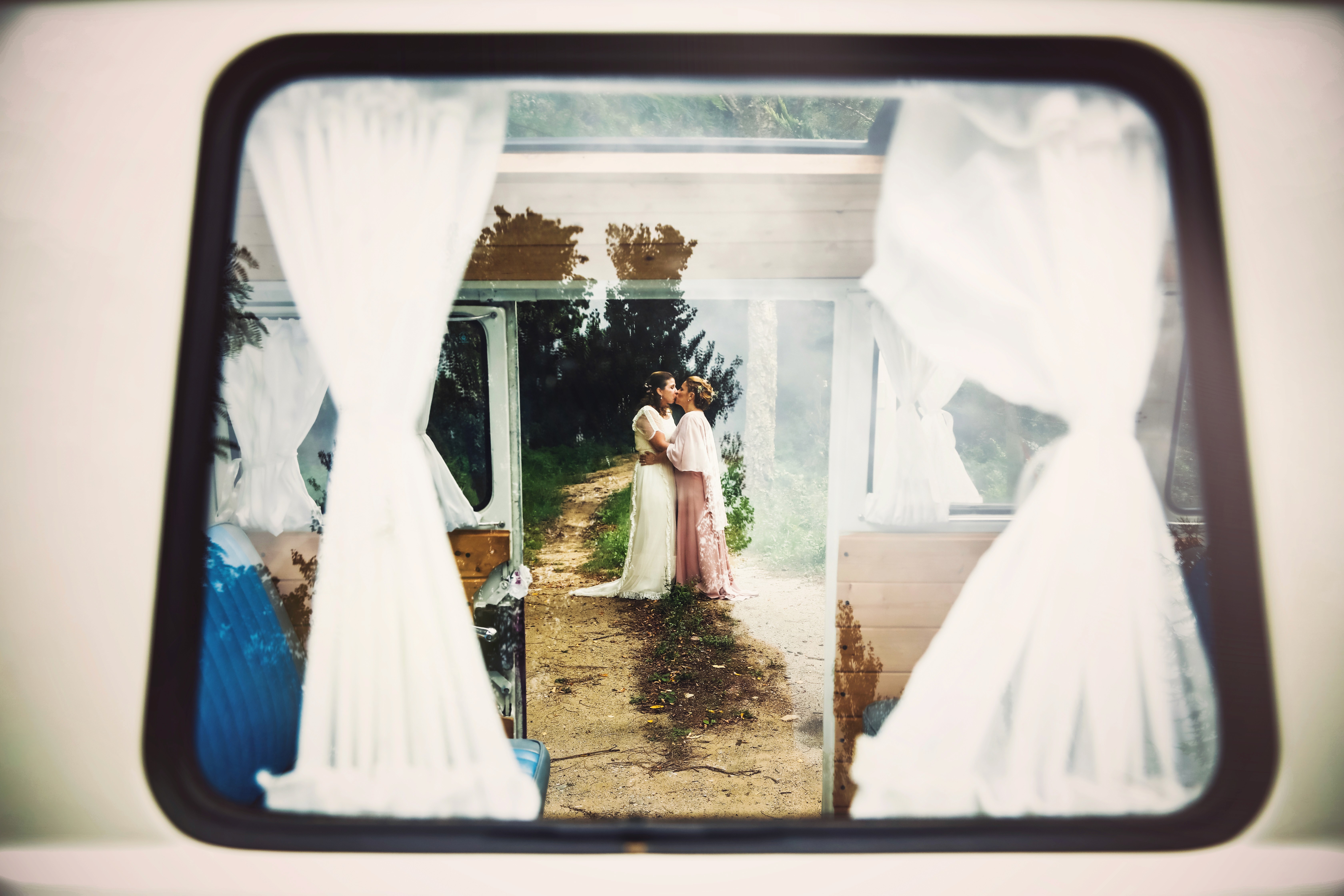 Sesión de boda. Pareja a través de una ventana