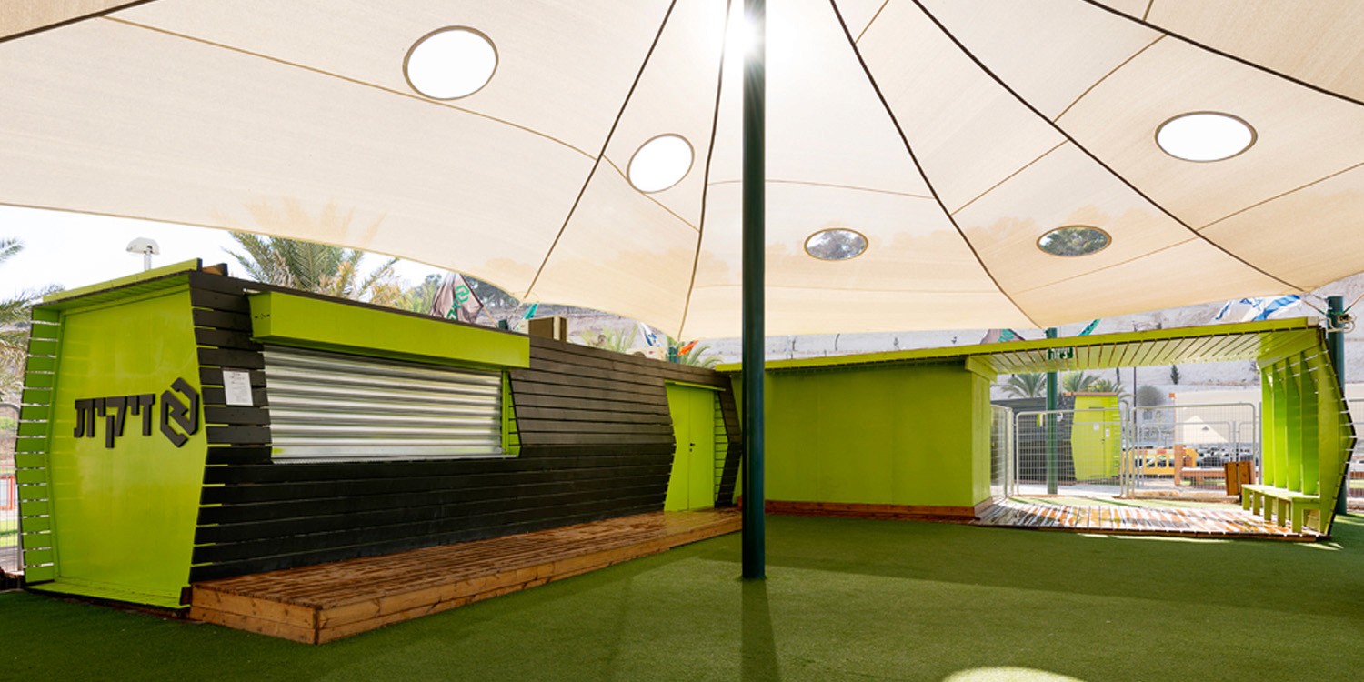 מטבח משרדי מעוצב עם חלונות פנורמיים וריהוט נגרות מותאם אישית – עיצוב פונקציונלי ואסתטי