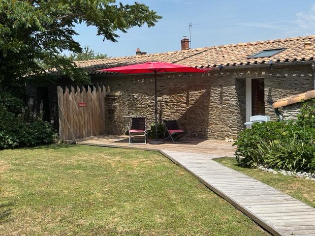 Extérieur de la chambre d'hôtes Le Clos de la Hourserie à Pornic, terrasse avec parasol