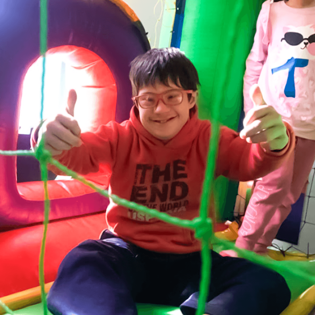 Niño feliz en un pelotero