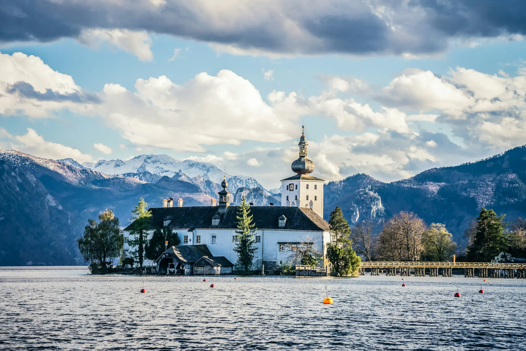 Oberösterreich, Schloss Ort im Traunsee bei Gmunden mit Alpen