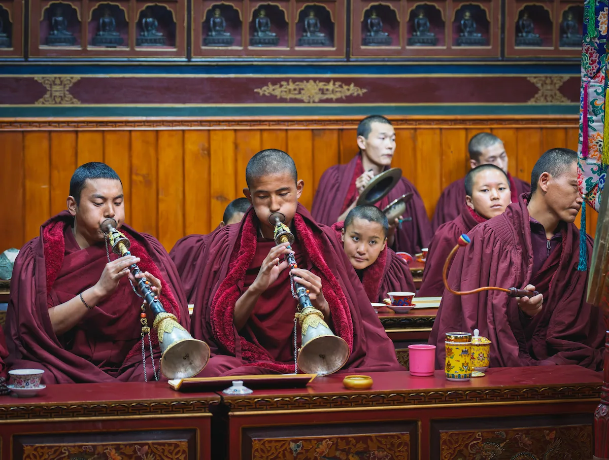 Monjes budistas en un monasterio del Upper Mustang, Nepal