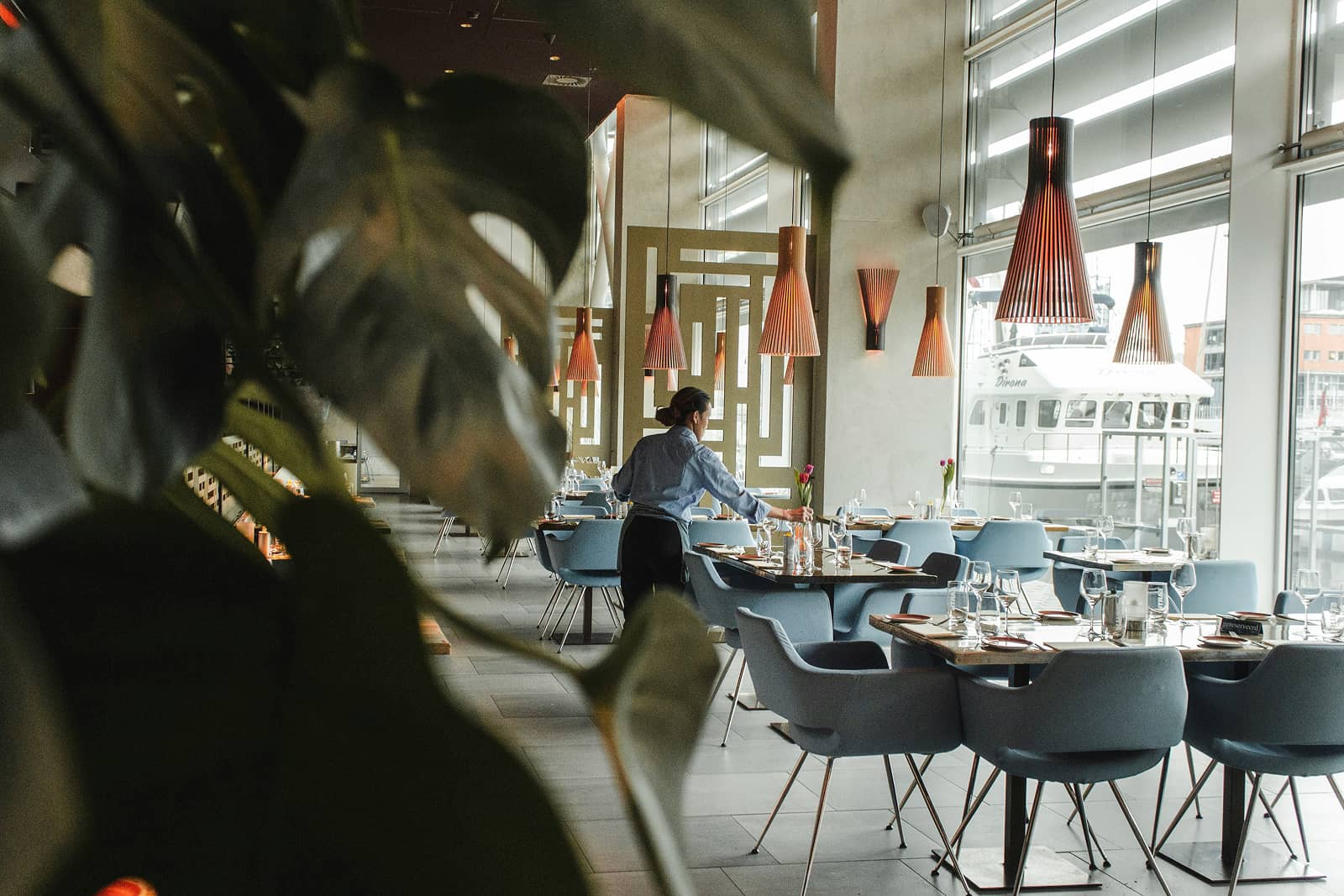 Restaurant mit gedeckten Tischen