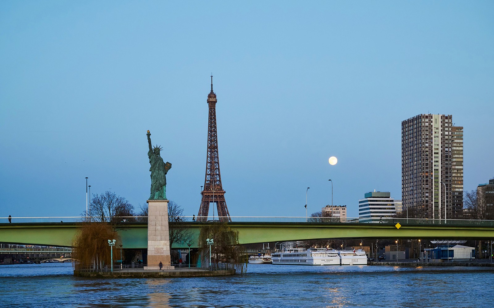 从巴黎塞纳河游船饱览埃菲尔铁塔和自由女神像的美景。