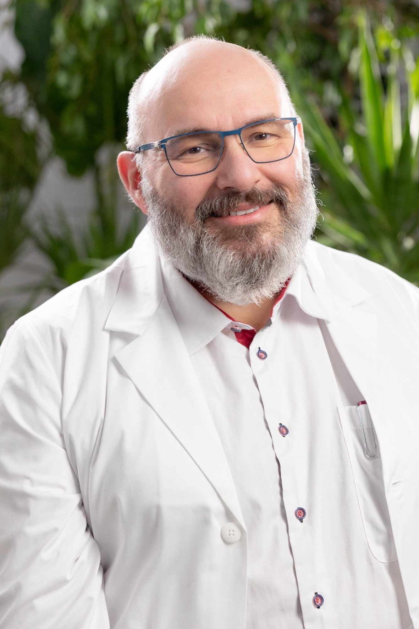 woman wearing gray long-sleeved shirt facing the sea