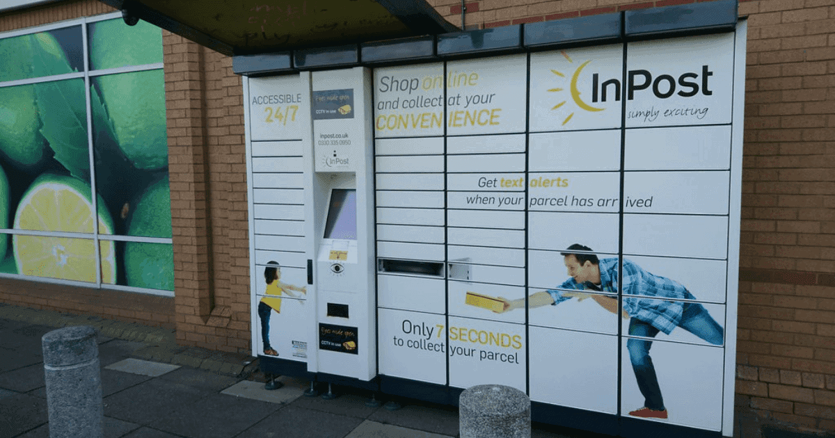 Locker InPost davanti a un supermercato per ritirare gli ordini Click & Collect.