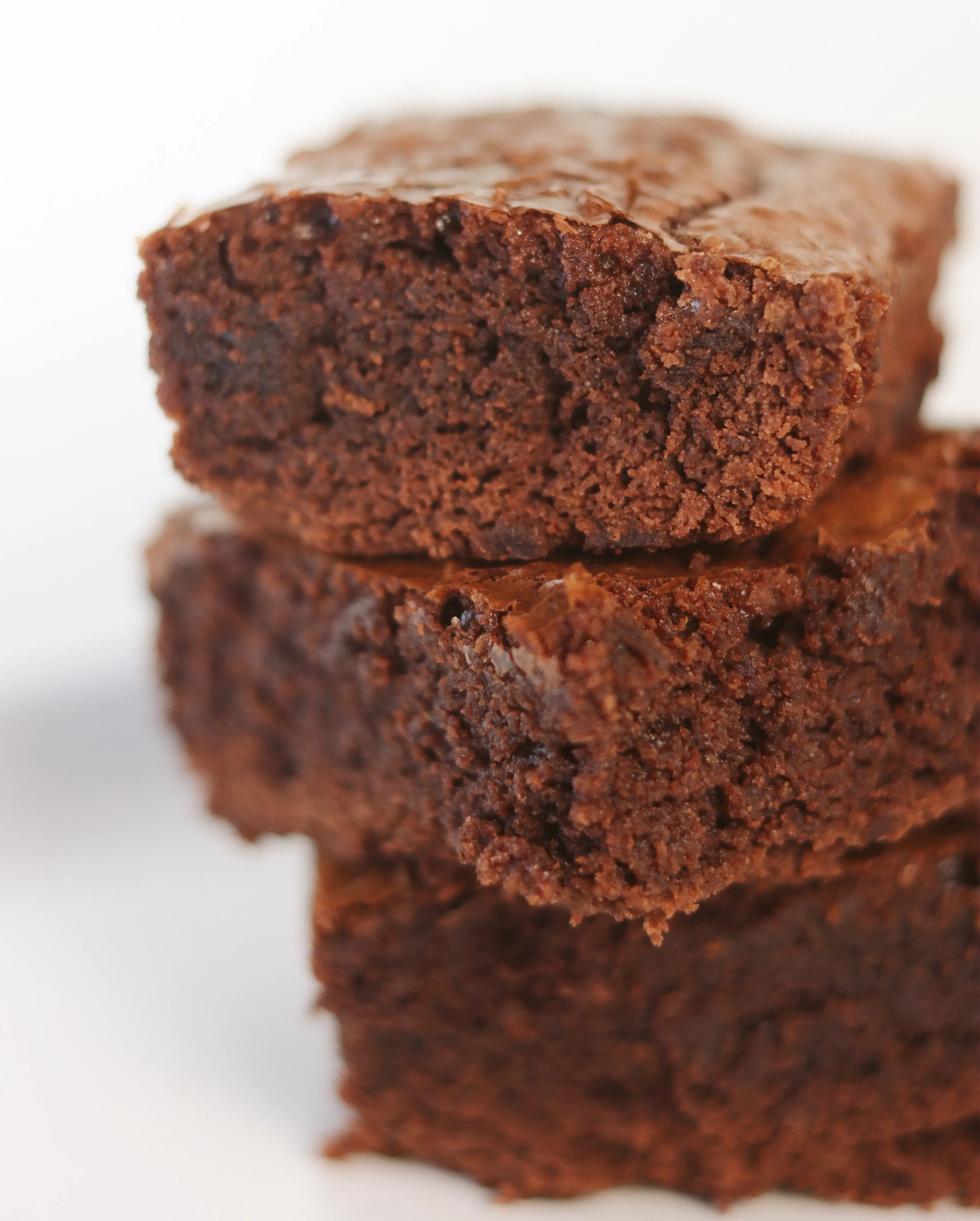 Torre de brownies caseros apilados sobre plato blanco