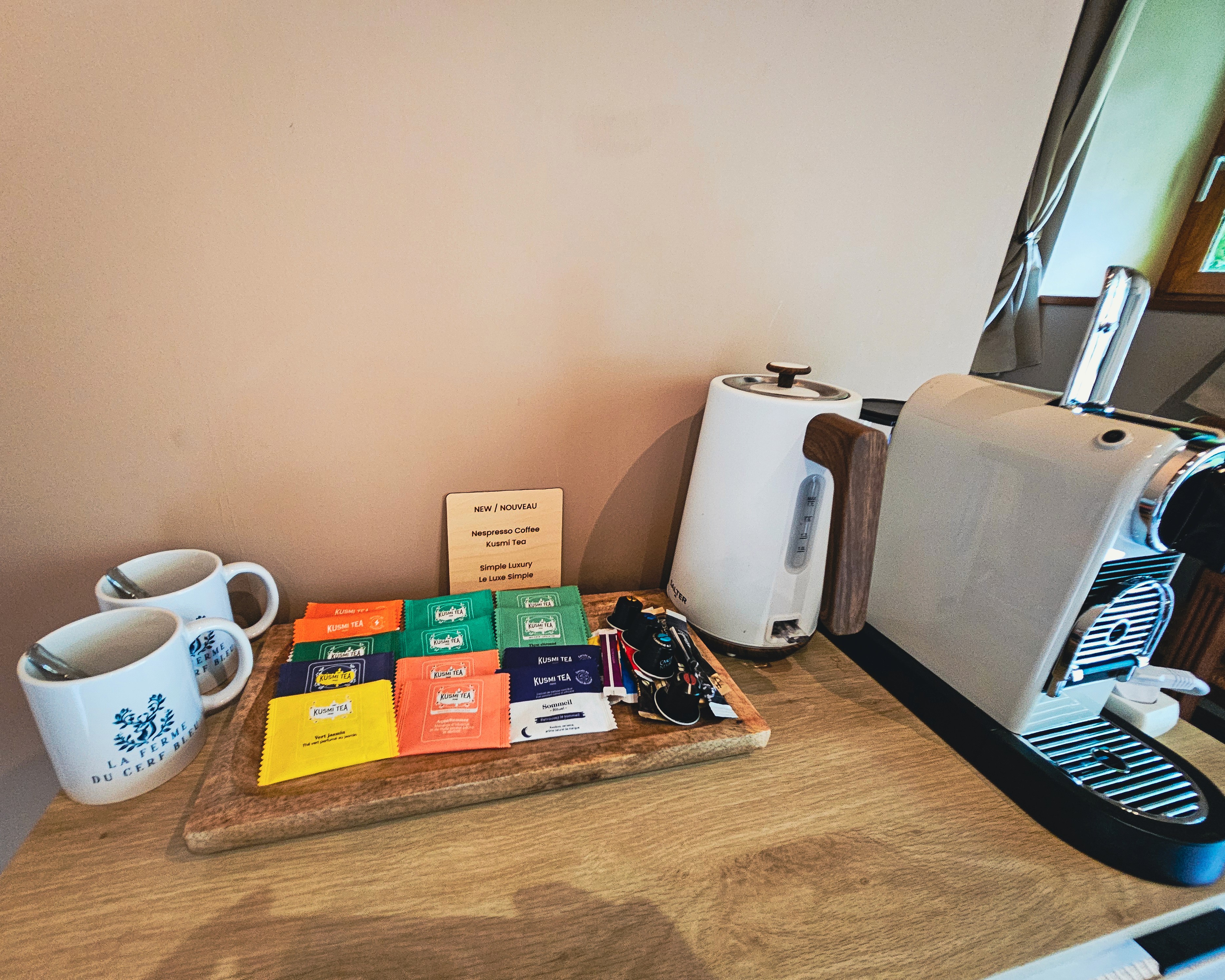 Tasses, bouilloire, machine à café et thés divers.