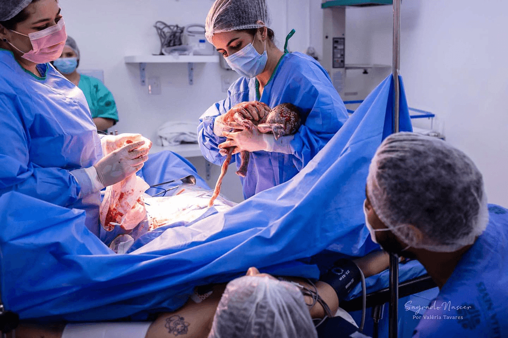 Dra. Kiara Braga, obstetra em Campos, RJ, e sua equipe médica durante uma cirurgia obstétrica. Atendimento especializado em partos e cesáreas, com foco em segurança, bem-estar e humanização do momento do nascimento. Dra. Kiara Braga é conhecida pelo acompanhamento atencioso durante todas as fases da gestação e parto.