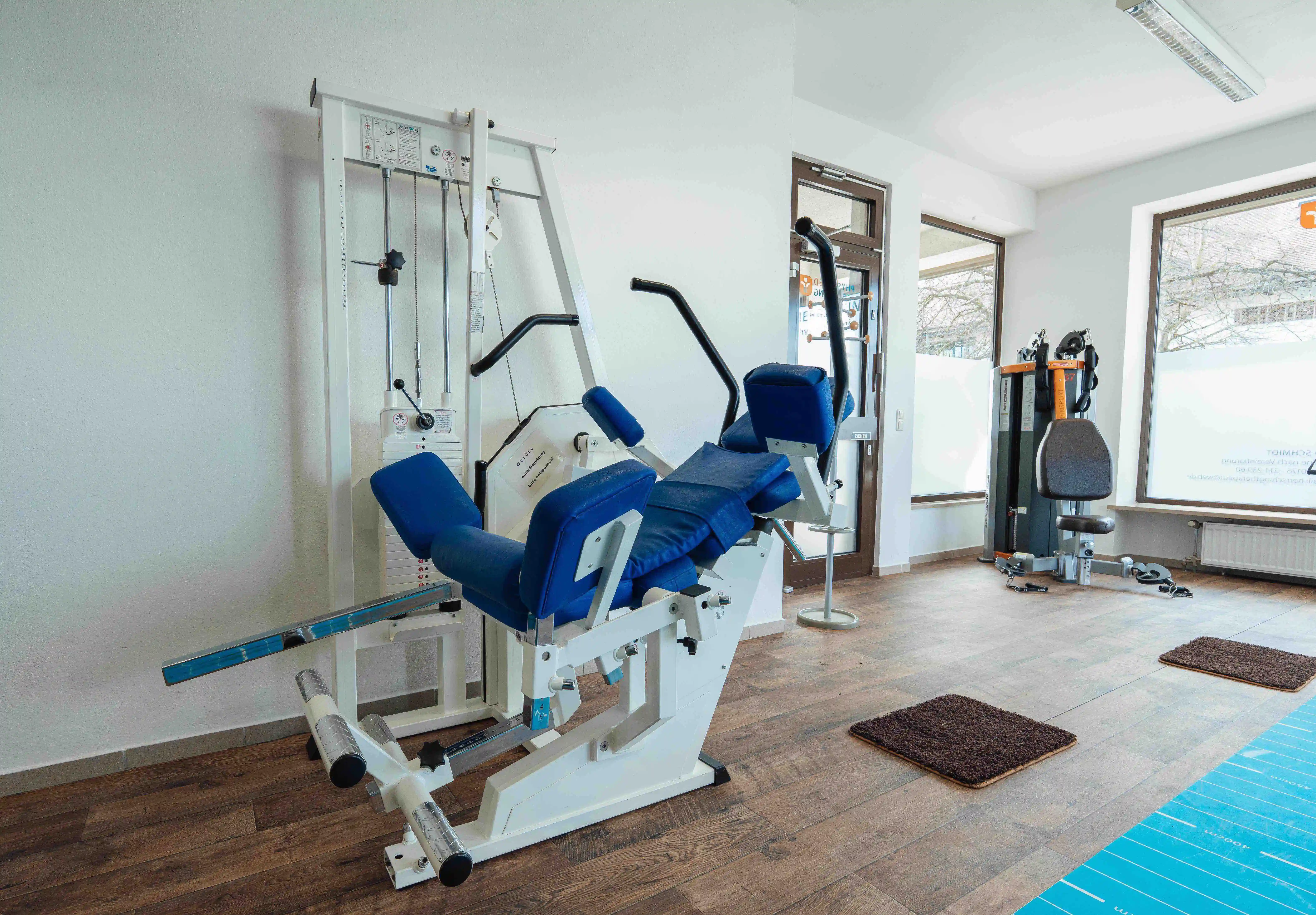 Mehrere HumanSport-Trainingsgeräte und funktionelle Trainingsausstattung.