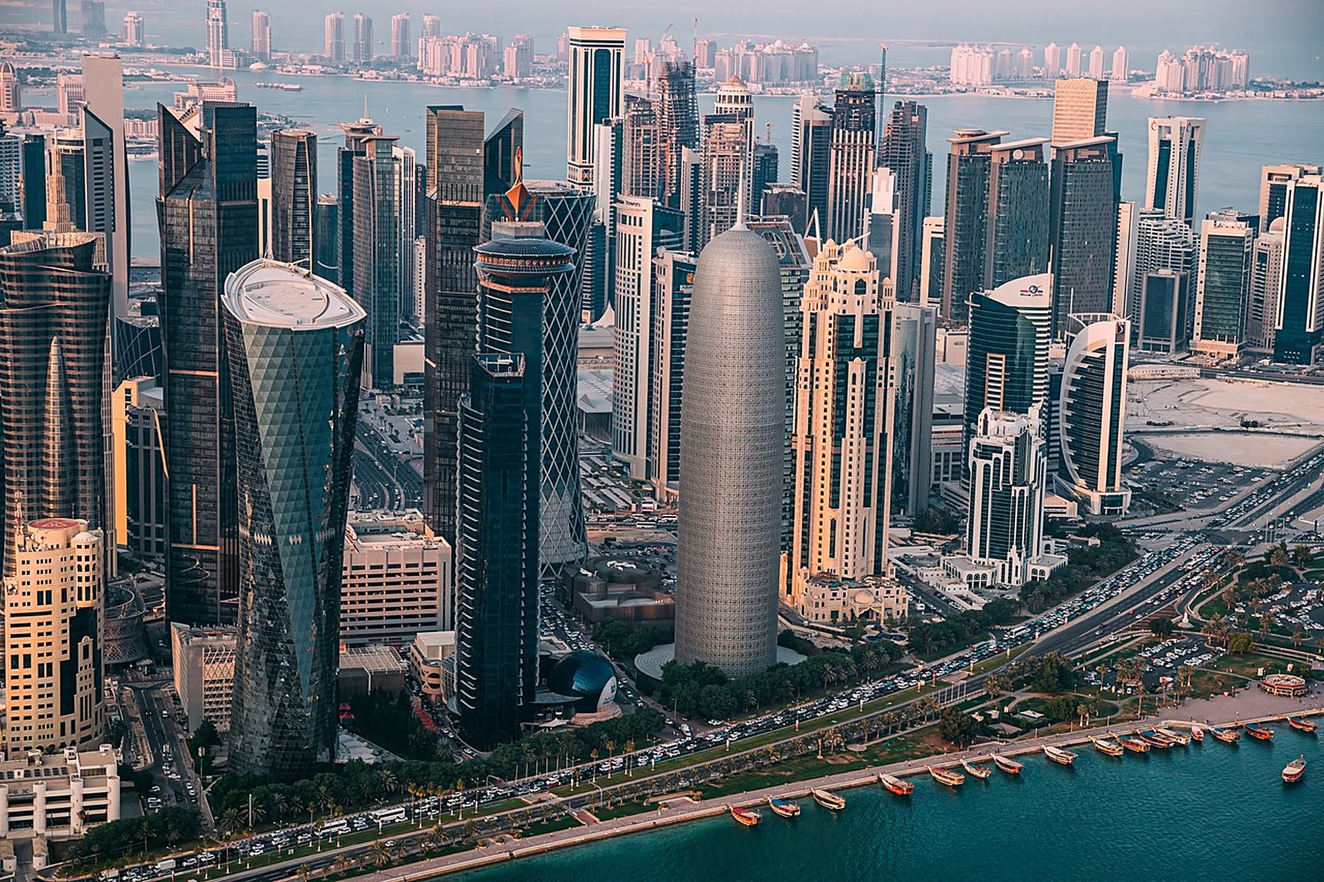 Les tours de West Bay, le quartier d'affaires de Doha, vues du ciel, là où travaillent Qatariens et expatriés dans un pays à 0,1 % de chômage