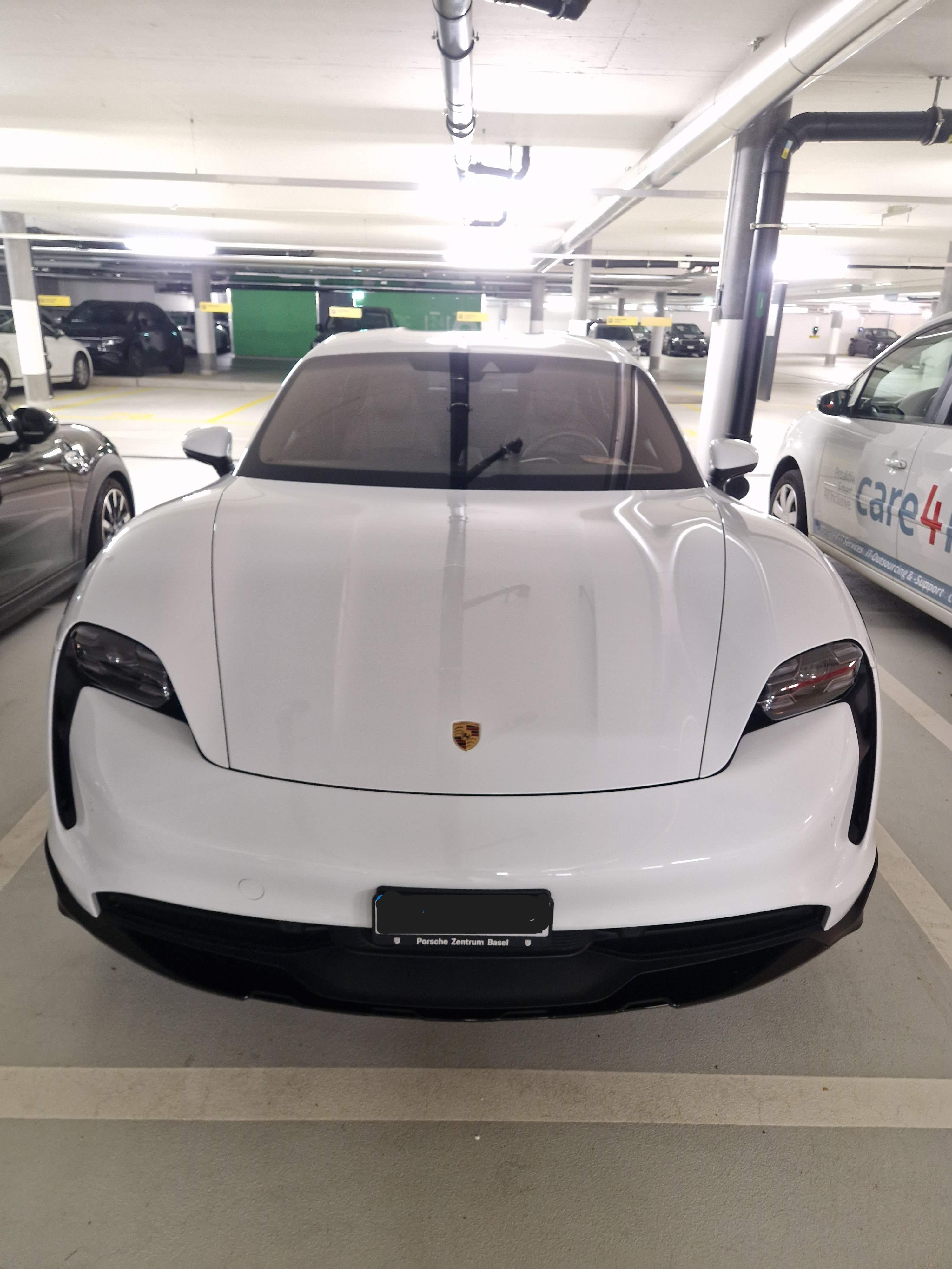 Porsche Lackpflege und Politur bei professioneller Reinigung in Zürich