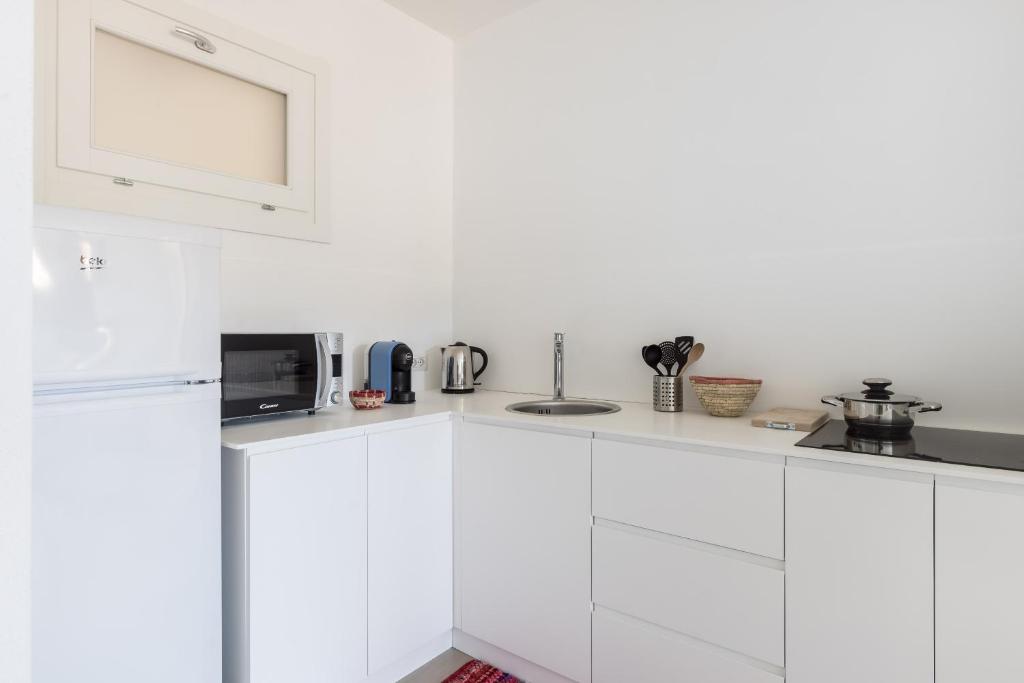 Cucina con piano a induzione nell'appartamento Shardana Quadrilocale superior