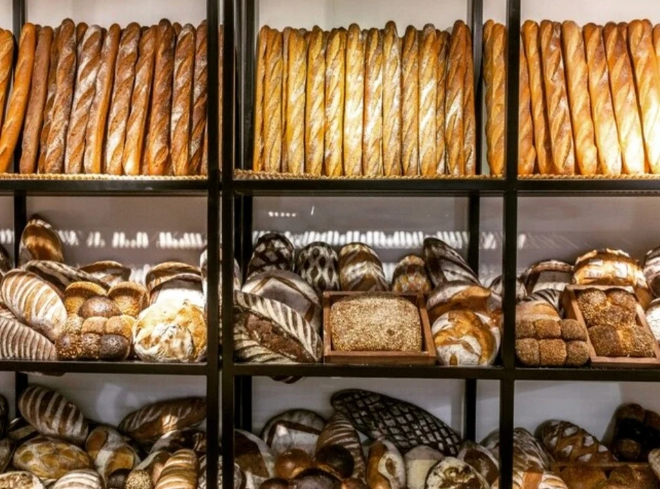 présentoir avec pains et baguettes