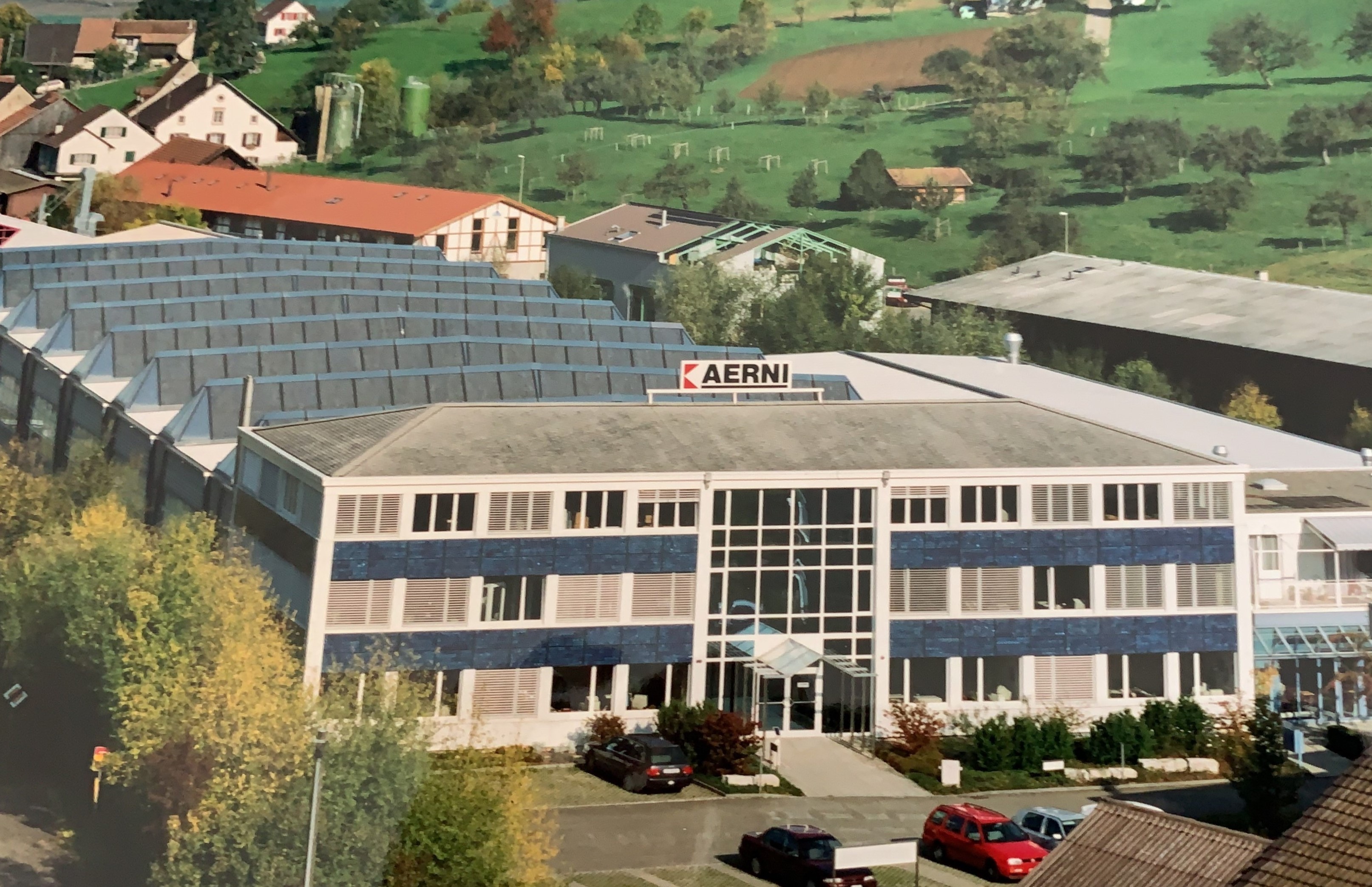 Industriegebäude mit Solaranlage aus den 1990er Jahren, Teil der Unternehmensgeschichte