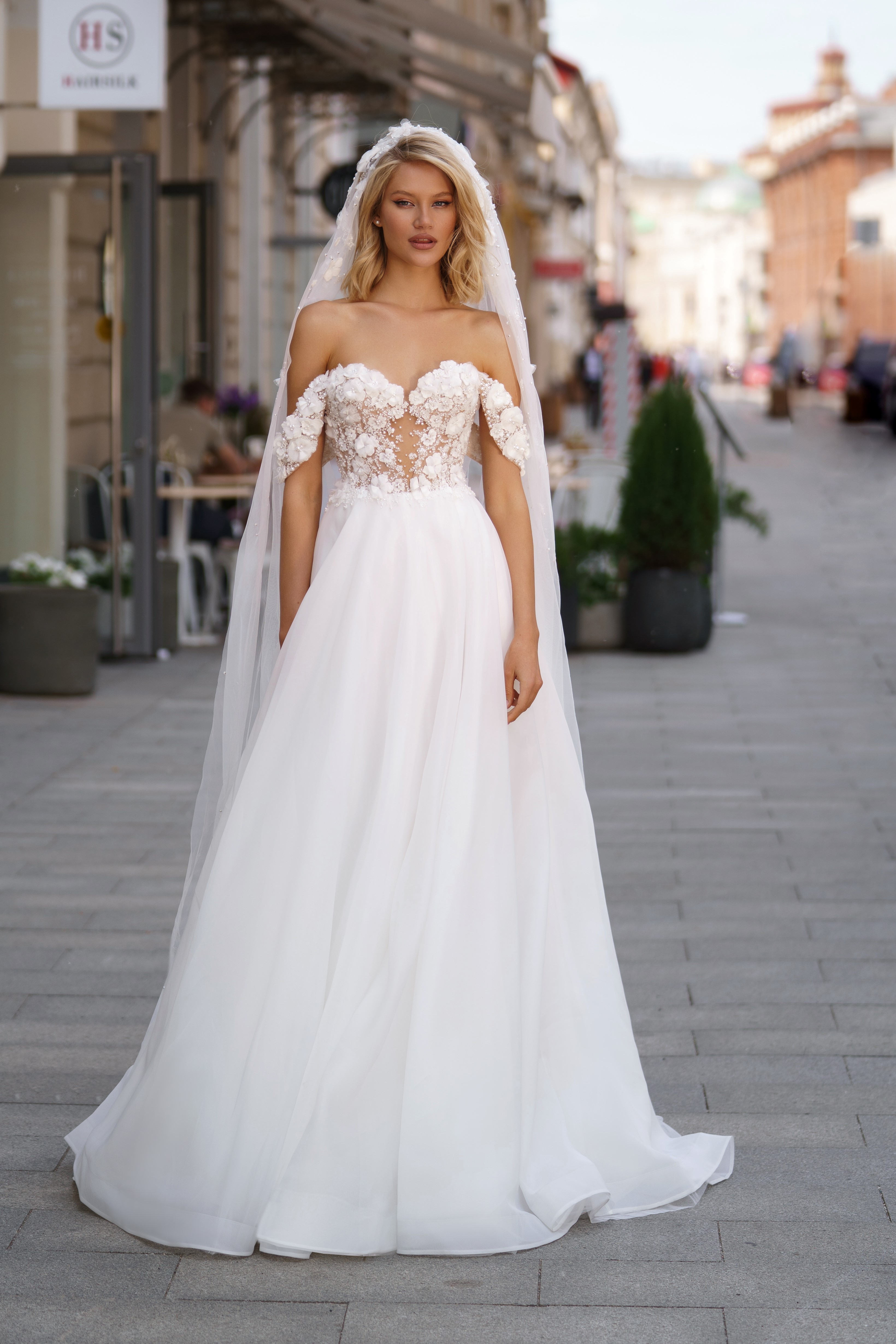 Elegantes Carmen-Ausschnitt Brautkleid mit zarter Stickerei