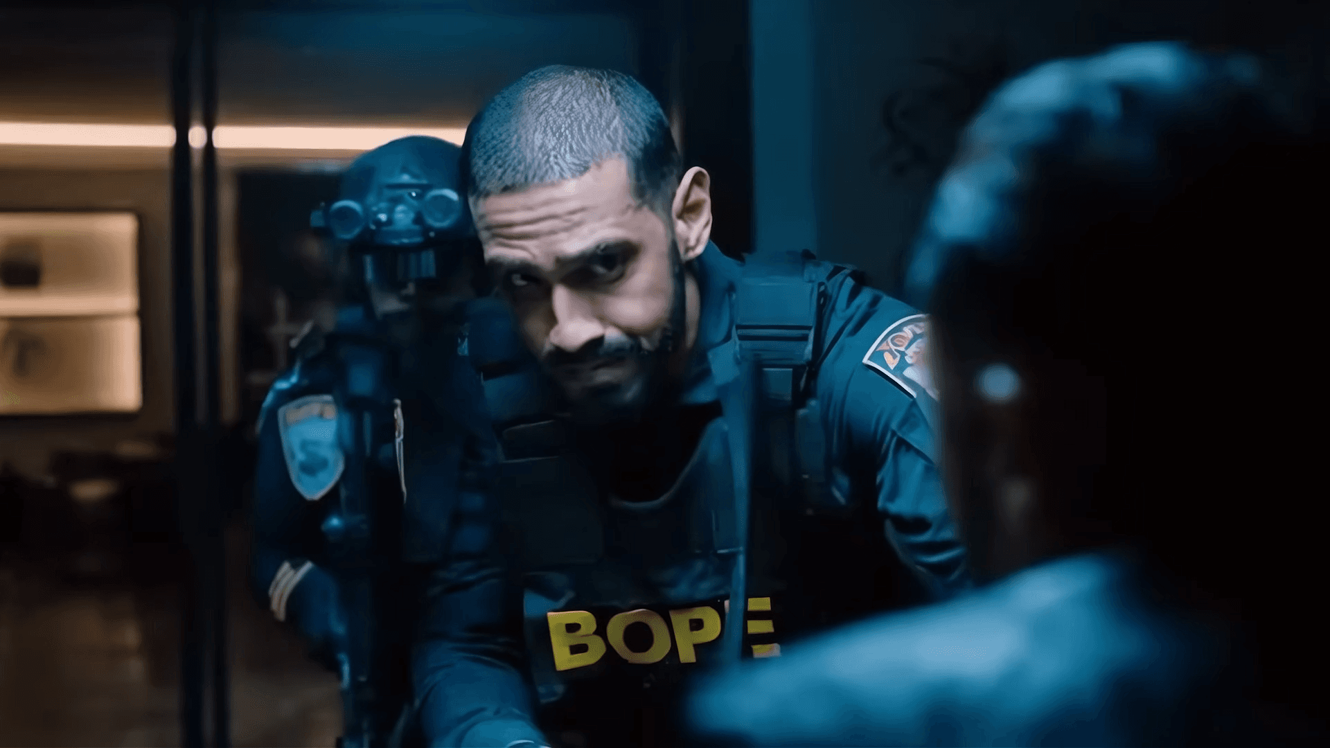 Person with light blue shirt looks to his right side