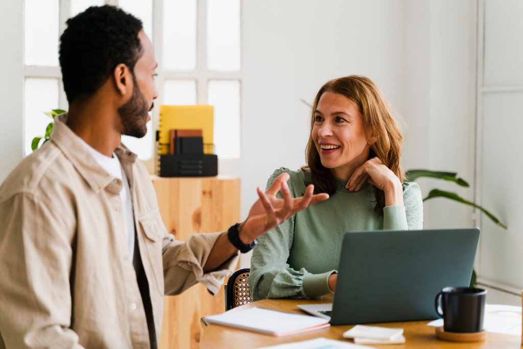 Man en vrouw in gesprek in een werkomgeving
