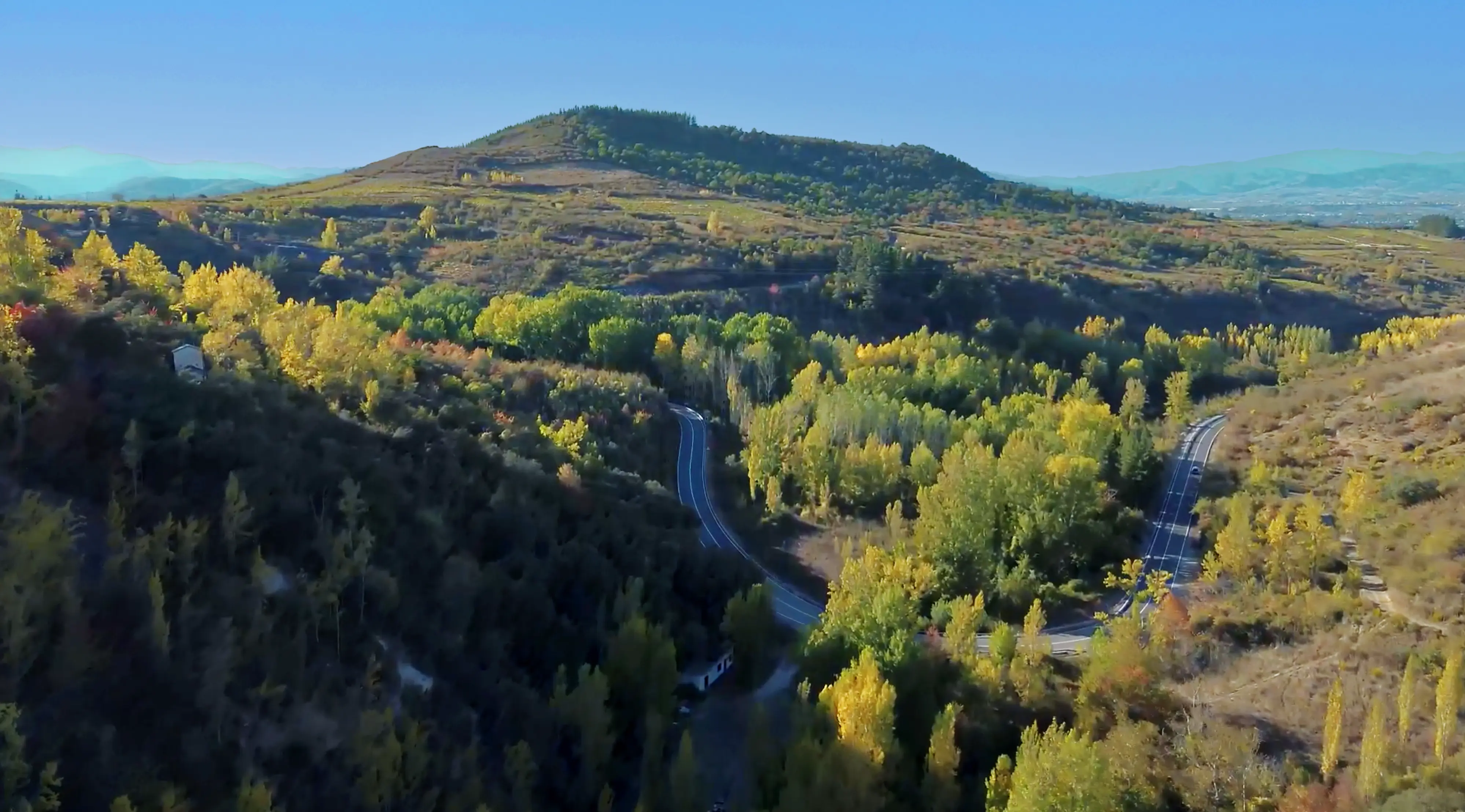 Montañas y bosques de El Bierzo en otoño, cuna de sabores de La Bercianita